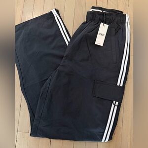 Aritzia TNA black cargo pants. NWT. Size XS
